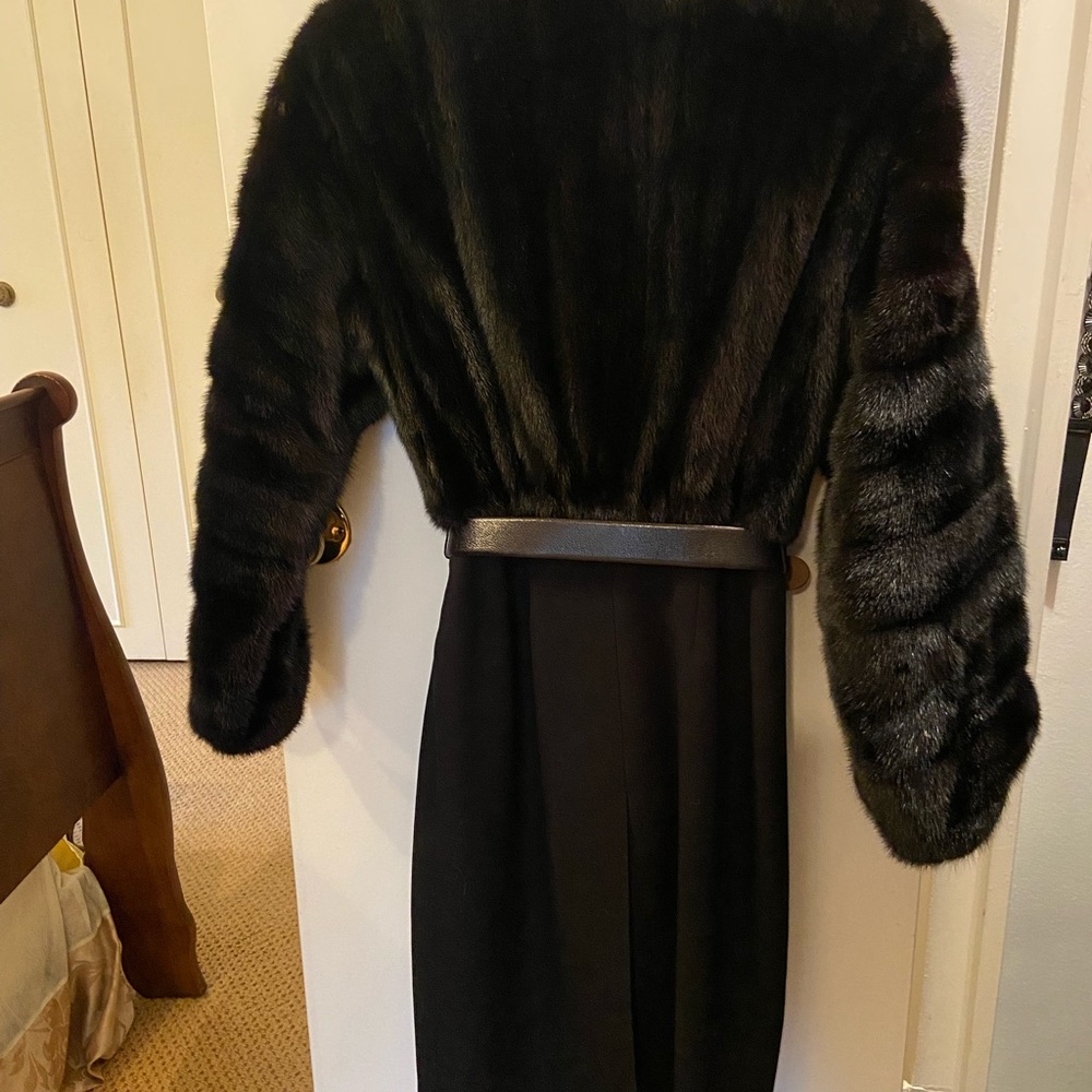 Elegant vintage black trench coat with fur by Nina Ricci in excellent condition